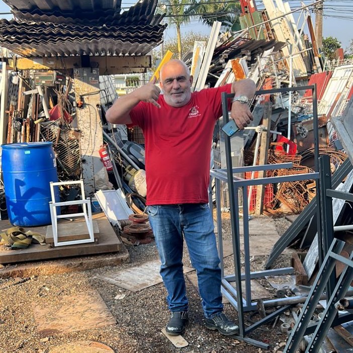 Jucelio Severino de Campos, fundador do Comércio de Metais Campos, no pátio da empresa